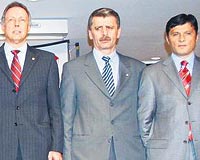 Osman Avc (ortada), Trkiye Faal Futbol Hakemleri ve Gzlemcileri Dernei Bakanlna aday oldu.