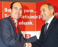 Telsimin Aralk 2005teki ihalesinde en yksek teklifi veren Vodafoneu birleme ve satn almalardan sorumlu grup bakan Andre Sokol (solda) temsil etmiti.