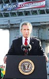PLOT BUSH GREV TAMAMLANDI DEMT...   Irak operasyonundan dnen uak gemisine 1 Mays 2003te Bush kendi yardmc pilotluunda bir uakla inmiti. Konumasyla tm dnyaya tam bir ov yapmt.