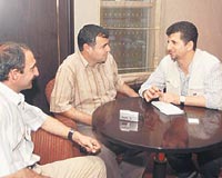 Sadık Güleç, eski PKK militanları Nizamettin Taş ve Hıdır Sarıkaya, Erbilde bir kafede konuştu.