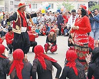 Edirnede Sarayii ayrnda yaplan enlikte sabahn ilk klarna kadar ateler yakld, dans edildi.