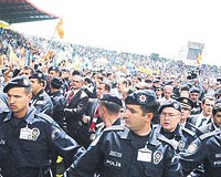 STADYUM TAMAMEN DOLDU.... AK Partinin Diyarbakr l Kongresi, Atatrk Stadyumunda yapld. Stadyum tklm tklm doldu ve kongre mitinge dnt.