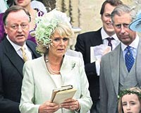 ESKݒ VE YENݒ ARASINDA Kilisedeki trende Camilla Parker, eski ei Andrew Parker (solda) ile son ei Prens Charlesn ortasnda grntlendi.