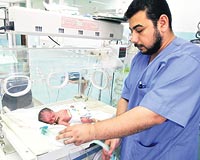 Filistinli doktorlar, zellikle erken doup kuvzde bakma ihtiyac olan bebeklerle diyalize giren bbrek hastalarnn durumunun endie verici olduunu sylyor.