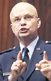 Hayden, 1999-2005 yllar arasnda NSA bakanl yapmt. lk telekulak skandalnda da ismi geen Haydenin adayl aramba gn grlecek.