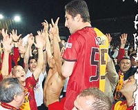 VARAN 16 4 yl aradan sonra sezonu zirvede bitirmenin mutluluunu yaayan Galatasaray, ligde 16. ampiyonluuna imza att.
