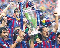 K KUPAYI DA GETRDLER....    La Ligada sezonu ampiyonlukla tamamlayan Barcelona, ampiyonlar Liginde de dn mutlu sona ulat. Rijkaardn talebeleri 1 sezonda 2 kupa almann mutluluunu yaad.