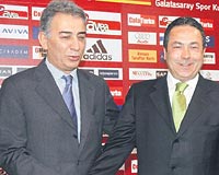 Adnan Polat ile Adnan Sezgin objektiflere poz verdi.