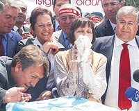 UMUTLA BEKLYORLAR Partililer ve Rahan Ecevit, nceki gn hastane nnde yaplan kutlamayla 82nci yana giren Ecevit iin beklemeye devam ediyor.