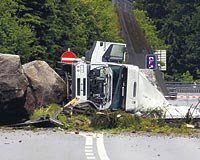 svireyi talyaya balayan A2 otoyolunda yaanan kaza sonucu, kamyon ve otomobil bu hale geldi.