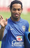 Ronaldinho arkcla soyunuyor!