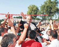 Hattat Holding Ynetim Kurulu Bakan Mehmet Hattat iiler omuzlarna alarak Babamzsn derken, kalabal yarp gelenler de i istedi.