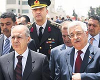 ABBASLA EL ELE TUTUTU Arafatn mezarna elenk koyan Cumhurbakan Sezer, Filistin ynetimi lideri Mahmud Abbasla uzun sre sohbet etti. ki liderin el ele tutumas dikkat ekti.