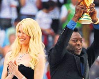 Pele ve Claudia Schifferin getirdii kupa statta coku ile karland