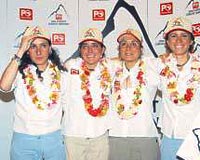 Trk ekip iindeki 4 kadn dac Suna Ylmaz, Burak zolu Poan, Meltem olak zmine, Eylem Elif Mavi, Evereste trmann ilk Trk kadn ekip oldu.