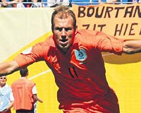 TEK BAINA TAKIM GB! Arjen Robben, Hollanday Srbistan&Karada karsnda galibiyete tayan isimdi. Euro 2004te Dick Advocaat ekler karsnda 2-0 galipken Robbeni karm, Hollanda 3-2 kaybetmiti. Marco Van Basten ayn hatay yapmad. 