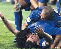 kinci yarda oyuna giren golc Vincenzo Iaquinta, 83. dakikada Kuffourun hatal geri pasn deerlendirdi. Bu golden sonra talyan futbolcularn sevinci grlmeye deerdi.
