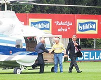 HELKOPTER OVU... Floryadaki Divan Kurulu toplantsna Adnan Polat, eski ynetici Ergun Grsoyla birlikte helikopterle geldi. Floryaya en son transfer olduu zaman Brezilyal Jardel helikopterle gelmiti. 