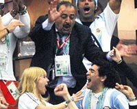 MARADONA& SVASLI OV!.... Eski kars ve kzyla izledii mata Maradonann sevincine Arjantin Milli Takm Sorumlusu Sivasl Nurhay Nakis de elik etti