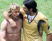 Buffon, utlarna geit vermedii Juventustan takm arkada Nedvedi ma sonu teselli eden ilk isimdi...