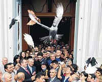 GVERCN UURTULDU... leden sonra Samatyadaki Surp Kevork Ermeni Kilisesinde dua eden II. Karekin kiliseden karken kutsal ruhu sembolize eden gvercinler uurtuldu.