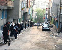 Karabayr Mahallesini abluka altna alan polis ekipleri 3 saat sren operasyon srasnda evrede ku uurtmad.