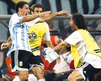 Uzatma dakikalarnda att golle Arjantine eyrek finali getiren Maxi Rodriguez, sevincini kulbeyle paylat. Rodriguez, orta sahada forma giymesine ramen turnuvada  gole ulat. Takmn gol silah Saviola ise byk hayal krkl yaratt.
