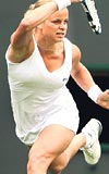 Bayanlarn iki numaral seriba Kim Clijsters, Rus rakibi Vera Zvonereva karsnda, ilk sette servis krp 5-4 ne gemiti. Ancak yamur yznden seti tamamlamak mmkn olmad. Dn oynanan hi bir ma tamamlanamazken, turnuva tarihinde nemli sarkmalar olabilecei ifade edildi.