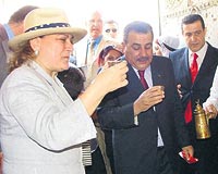 Güler Sabancı (solda), İstanbul Valisi Güler (ortada) ile mırra içti.