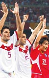 FAR-PLAY SEMBOL: 2006 Dnya Kupasnda fair-play eksiklii fazlasyla hissedilirken, 2002 finallerinde Trkiye-G.Kore arasnda oynanan nclk mandaki bu grntler FIFA tarafndan hl fair-playin sembol olarak kullanlyor