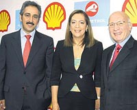 HIZLI BYME George Spanoudis (solda), Canan Edibolu ve Erdal Aksoy dzenledikleri basn toplantsnda Shell & Turcas Petroln hzl byme stratejisi izleyeceini sylediler.
