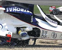 BMW Sauberden Heidfeld 4 takla att kazadan yara almadan kurtulurken Button kazaya karmasa da n kanadnda sorun yaad ve yara geri dnemedi.