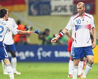 18 HAZiRAN FRANSA - G.KORE.... Fransa, svireden sonra Kore ile de berabere kalrken Zidane 89da oyundan alnnca kaptanlk bandn att, hocasnn yzne bakmad.