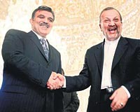İRAN DIŞİŞLERİ BAKANI MOTTAKİ İLE GÖRÜŞTÜ Başbakan Yardımcısı ve Dışişleri Bakanı Abdullah Gül, İranın başkenti Tahranda 2 gün süren Iraka Komşu Ülkeler Toplantısından sonra İranlı meslektaşı Manuçer Mottaki ile bir araya geldi.