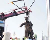 HEYKEL VNLE KALDIRILDI Gkeki protesto iin Kzlaya dikilen heykel, vinle kaldrld. 