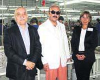 Tarm (ortada), Giyim Sanayicileri Dernei Bakan Aynur Bekta ve Mithat Giyimin Bakan Tahir Grsoya fabrikay gezdirdi.