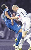 TAHRIK EDLDݒ DENYOR AMA....... FRANSANIN gelmi gemi en byk futbolcular arasnda yer alan Zidanen hayranlar, O, rnek futbolcu. Ar tahrik olmadan asla byle bir ey yapmaz diyerek Materazziyi suluyor. Ancak Zizou, kariyeri boyunca defalarca rakiplerine yapt benzer hareketlerden dolay cezalar ald... 