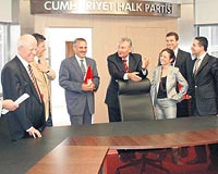 OVAL OFS VARMI, NERDEN?.... Deniz Baykal, yeni CHP genel merkezindeki gazetelerin Ankara temsilcileriyle yapt sohbette sk sk bir gn nce Erdoan ve AK Parti kurmaylarnn ziyaretinden anekdotlar anlatt. 