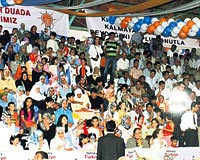 YİNE HAREMLİK SELAMLIK Atatürk Kapalı Spor Salonundaki kongreye 3 bin kişi katıldı. Kadın ve erkeklerin haremlikselamlık oturması dikkat çekti.