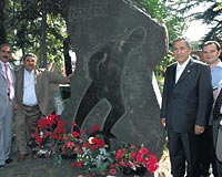 Arınç, Nâzımın mezarını Anadoluya getirildiğinde de ziyaret edeceğini söyledi.
