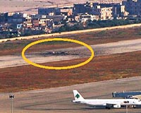 srail, Beyruttaki Refik Hariri Havalimann vurma gerekesi olarak terristlere silah nakliyatnda kullanlyor olmasn gsterdi. Pistte dev bir krater olutu.
