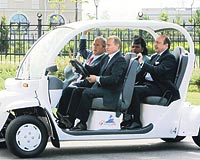 Rusya Devlet Bakan Putin, Bakan Bush ile Dileri Bakan Rice kk otomobille zirvenin yapld sitenin evresi gezdirdi.