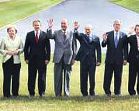 EL SALLAYIP ALE FOTOSU EKTRDLER.... 18inci yzyldan kalma Konstantin Saraynda toplanan G8 liderleri zirve boyunca kresel problemlere kalc zmler arayacak. Zirve bugn son bulacak.