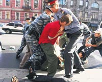 37 ANARSTE GZALTI.... Zirve bu yl da protestolarla karland. St. Petersburg sokaklarnda gsteri yapmak isteyen anaristler, polis tarafndan karga tulumba tutukland. G-8e hayr , Siz 8 kii, biz 6 milyarz sloganlar atld.