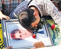 Baba Hasan Beder olunun tabutuna sarlp feryat ederken, cenazeye katlan Rdvan Dilmen de gzyalarn glkle tuttu. 