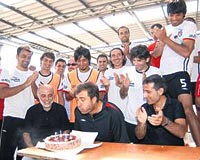 kinci bakan Murat Aksu dn 37. yagnn futbolcularla birlikte pasta keserek kutlad...