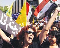 Suriyenin bakenti amn merkez meydann dolduran 2 bin sava kart Kana katliamn knad. ounluu siyah giyinen kadnlardan oluan grup ellerinde Hizbullah bayraklar tayarak Lbnana destek verdi.