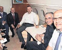 Soldan saa: Yavuz Semerci (Vatan Gazetesi), Mustafa nal (Zaman), Ergun Babahan (Sabah), Hasan Karakaya (Vakit), smail Kkkaya (Akam), Fehmi Koru (Yeni afak), Fatih Karaca (Star), Babakan Erdoan, Fuat Bol (Trkiye) ve Enis Berberolu (Hrriyet)...