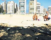 Beyruttaki halk plaj Ramlet el-Beida bugnlerde tannamaz halde. Her yaz bu plajda serinleyen iki eski dost imdi lkelerinin iine dt felaketi tartyor.