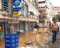 Kartal Ankara Caddesinde 3 daire ve 4 iyerini su bast.